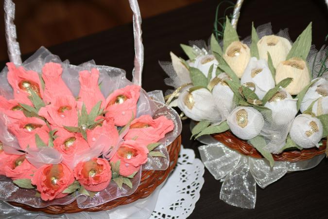 Корзина конфет "Коралловая мечта" (17 шт.) и Корзиночка конфет "Первые подснежники"